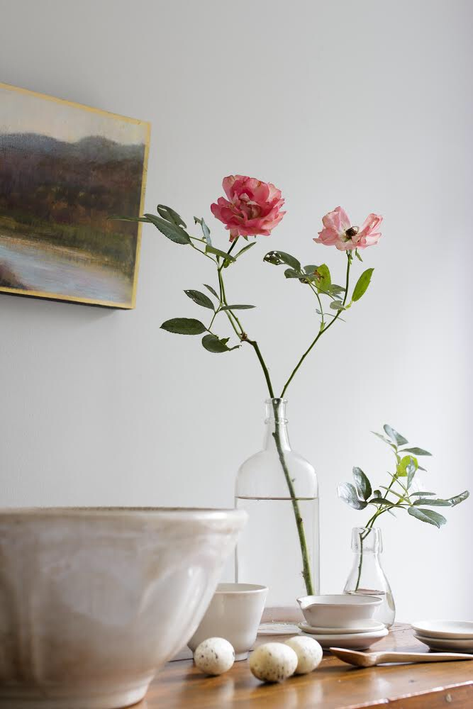 a simple yet elegant fall flower arrangement for the kitchen